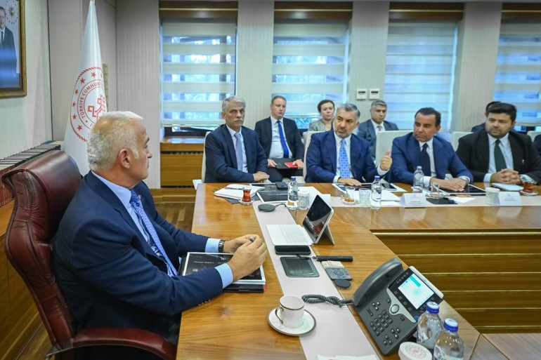 Yeni uygulamayı Bakan Ersoy duyurdu | Kimlik kartlarıyla sıra beklemeden giriş yapılabilecek