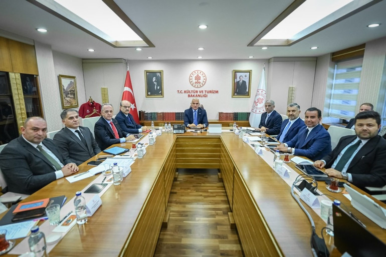 Yeni uygulamayı Bakan Ersoy duyurdu | Kimlik kartlarıyla sıra beklemeden giriş yapılabilecek
