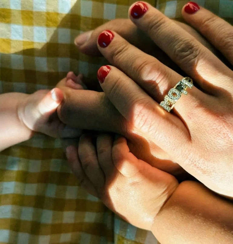 22 yaşında iki çocuk annesi oldu… Yaşıtları gezip eğleniyor… O evinde bebek bakıyor