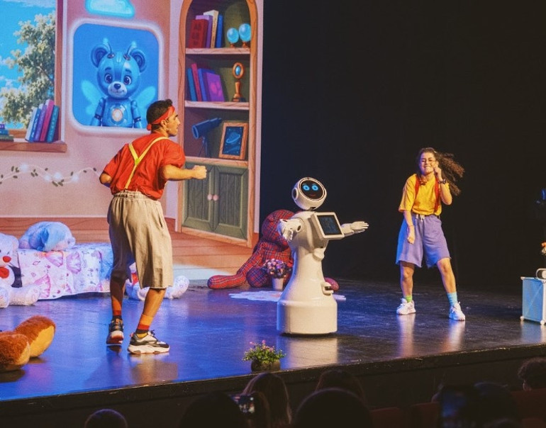 Robotlu çocuk tiyatrosu “Neci’nin Diji Maceraları” sahnelendi
