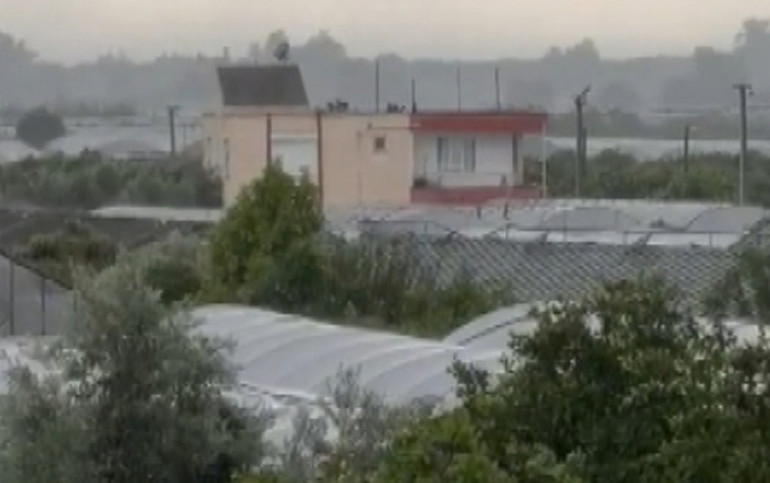 Antalya’da sağanak ve rüzgar hayatı felç etti: Hortum kameralara yansıdı