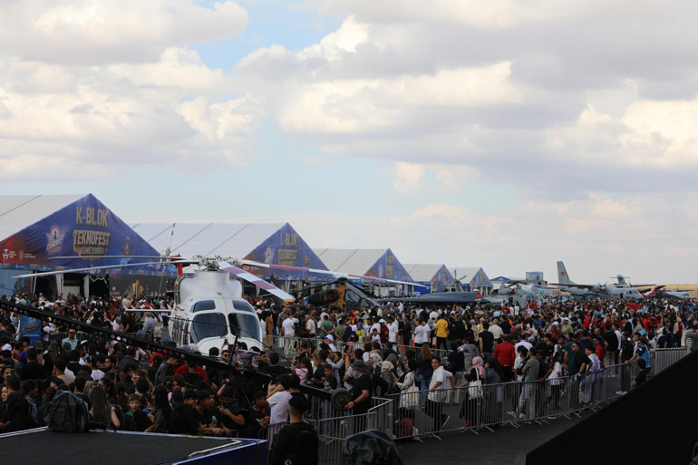 Teknofest Güneydoğu’ya rekor katılım... Selçuk Bayraktar, Demirören Medya standını ziyaret etti