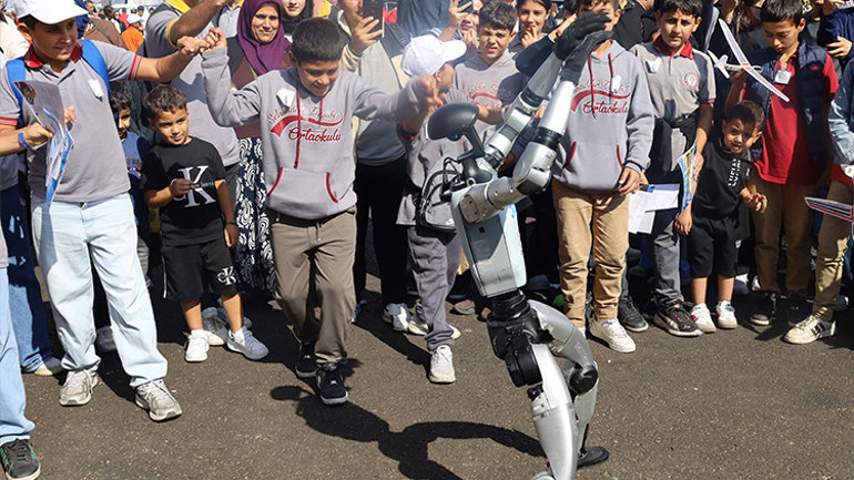 TEKNOFESTe halay çekip türkü söyleyen robot damga vurdu