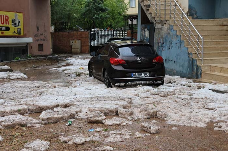 İstanbul dahil 13 il için fırtına ve kuvvetli sağanak uyarısı Cami minaresi yıkıldı, evlerin çatıları uçtu