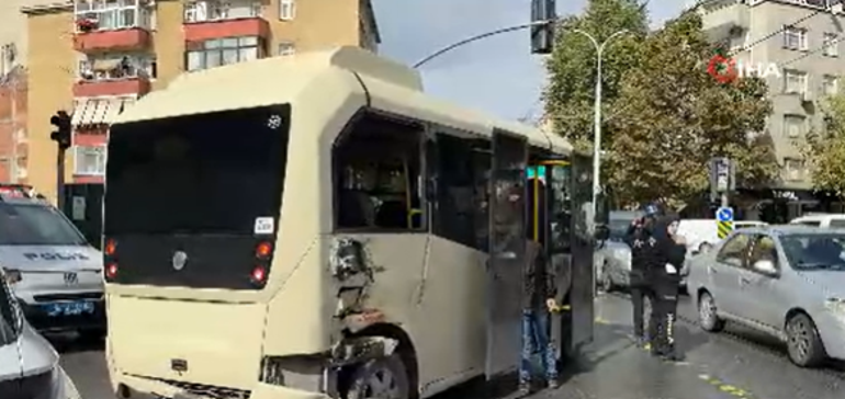 Güngörende tramvay, ticari minibüse çarptı: Yaralılar var