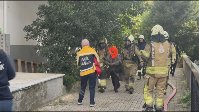 Kadıköyde 8 katlı binada yangın: Mahsur kalanlar var