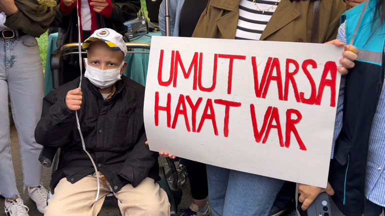 Malatyada lösemiyi yenen 10 yaşındaki Hasan için hastane önünde balon uçuruldu