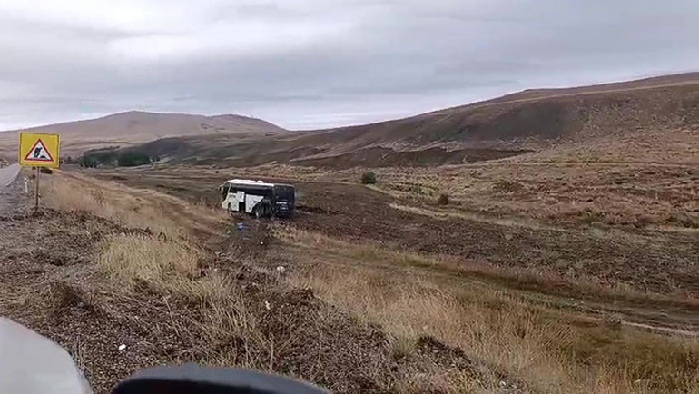 Yolcu otobüsü tarlaya girdi: 9 kişi yaralandı