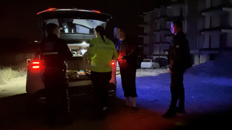Dur ihtarına uymayıp polisten kaçtılar Otomobildeki 2 kişi ‘sürücü ben değilim’ diyerek tekme-tokat kavga etti