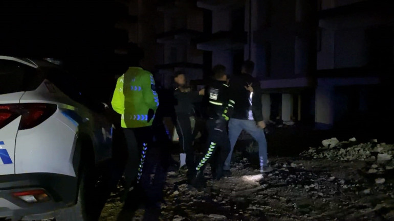 Dur ihtarına uymayıp polisten kaçtılar Otomobildeki 2 kişi ‘sürücü ben değilim’ diyerek tekme-tokat kavga etti