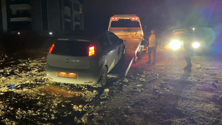 Dur ihtarına uymayıp polisten kaçtılar Otomobildeki 2 kişi ‘sürücü ben değilim’ diyerek tekme-tokat kavga etti