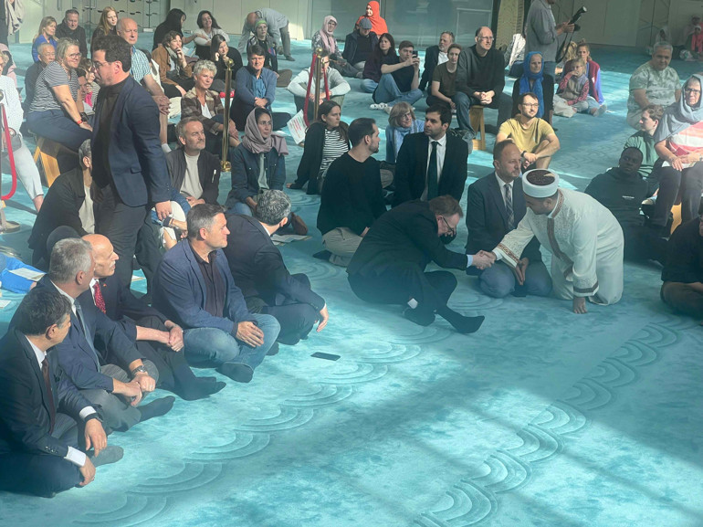 Almanyada camiler kapılarını açtı