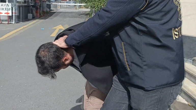 Bayrampaşada ilginç soygun girişimi Şemsiyeye tabanca süsü veren hırsız, sahte altınları çaldı