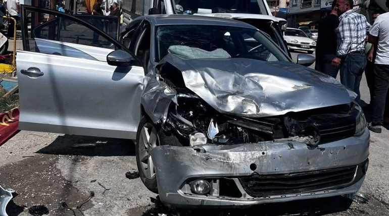 Saniyelerle kurtuldu Kamyonetin ok gibi saplandığı kaza kamerada
