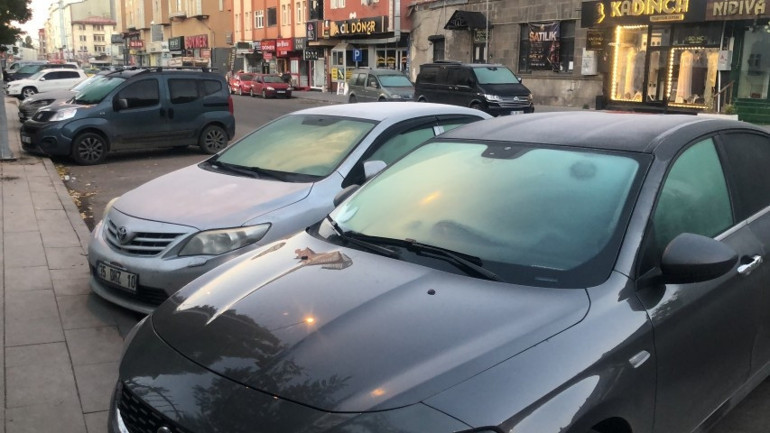 Karsta buz kesen sabah Termometreler eksi 7yi gördü, araç camları buzla kaplandı