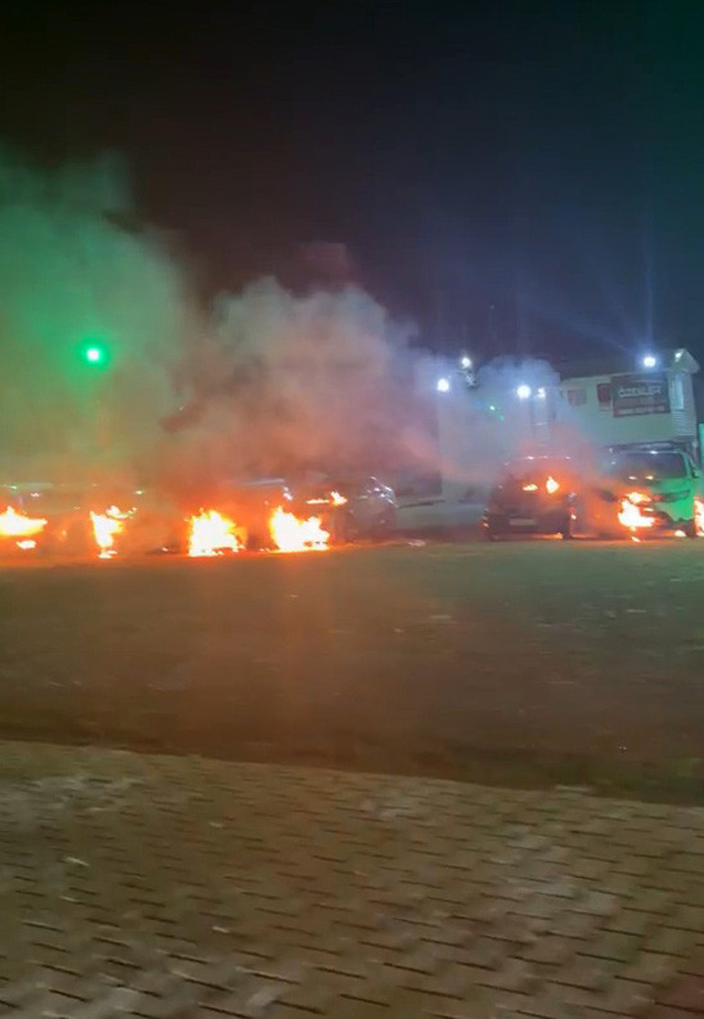 Antalyada oto galeri kundaklandı: 6 otomobil benzinle ateşe verildi