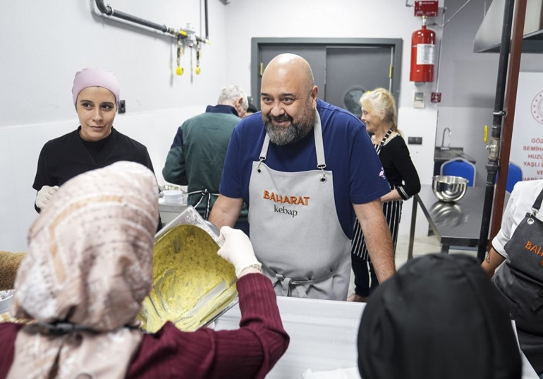 Şef Somer Sivrioğlu, huzurevi sakinleriyle mutfağa girdi