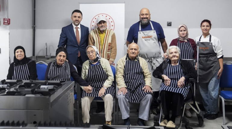 Şef Somer Sivrioğlu, huzurevi sakinleriyle mutfağa girdi