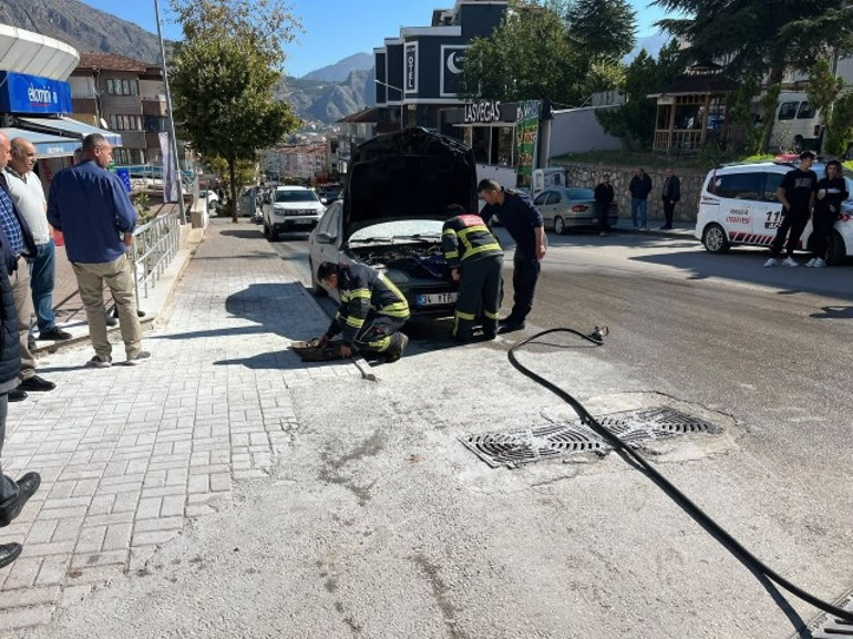 Sınav heyecanı yaşayan gencin talihsizliği: Park halindeki otomobili alev alev yandı