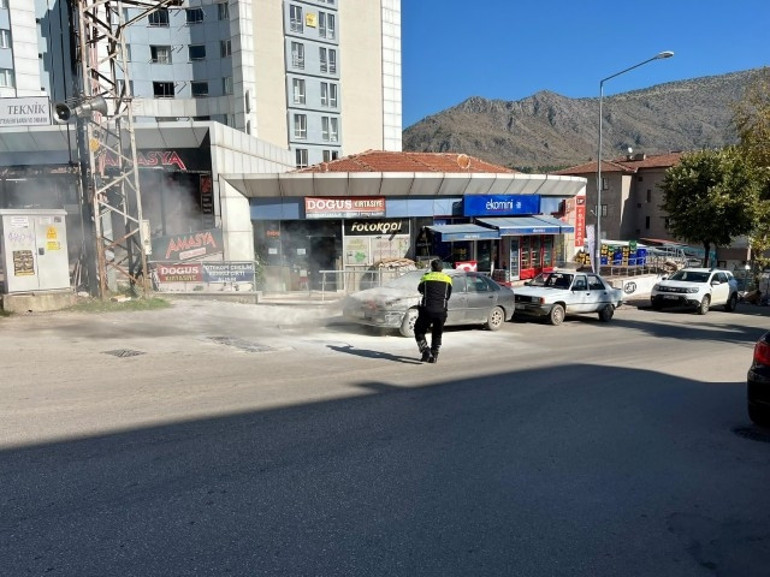 Sınav heyecanı yaşayan gencin talihsizliği: Park halindeki otomobili alev alev yandı