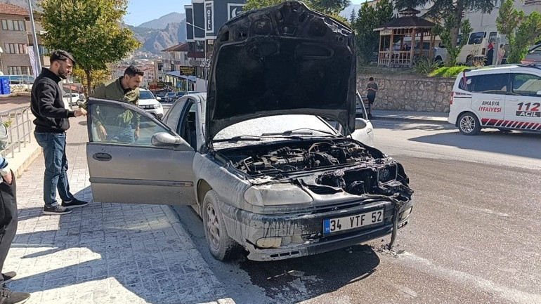 Sınav heyecanı yaşayan gencin talihsizliği: Park halindeki otomobili alev alev yandı