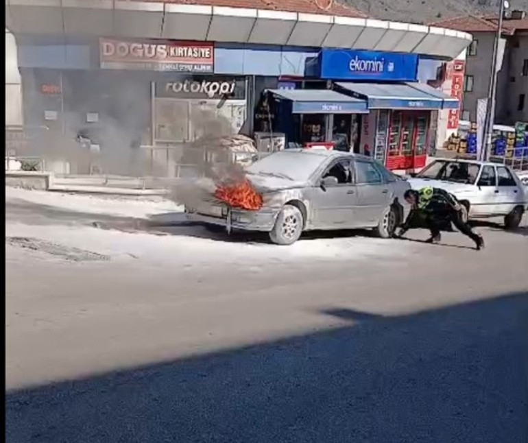 Sınav heyecanı yaşayan gencin talihsizliği: Park halindeki otomobili alev alev yandı