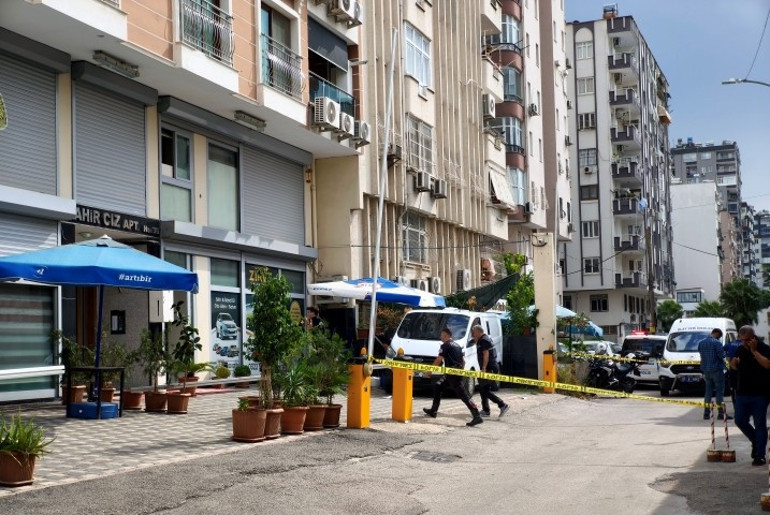 İş yerinin önünde pusuya düşürüldüler: 1 ölü, 1 ağır yaralı