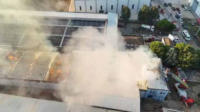 Bursada fabrika yangını... 30 itfaiye aracı ve tankerle müdahale edildi