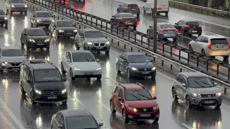 İstanbulda pazartesi sabahı trafik kabusu: Yoğunluk yüzde 69a ulaştı