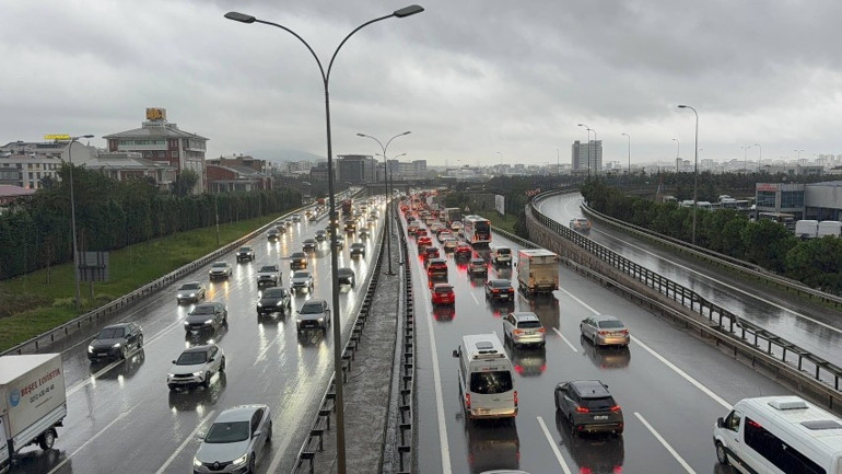 İstanbulda pazartesi sabahı trafik kabusu: Yoğunluk yüzde 69a ulaştı