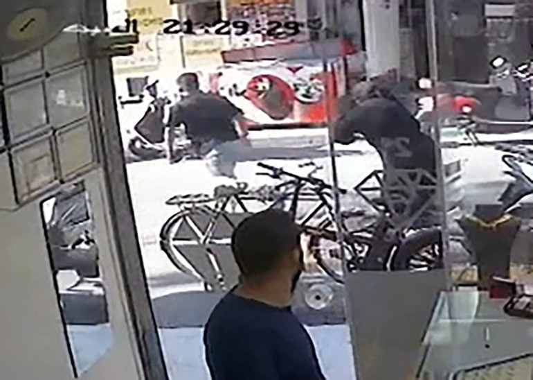 Adanada sokak ortasında kapkaç: Çantasını gasbeden hırsızın peşinden böyle koştu