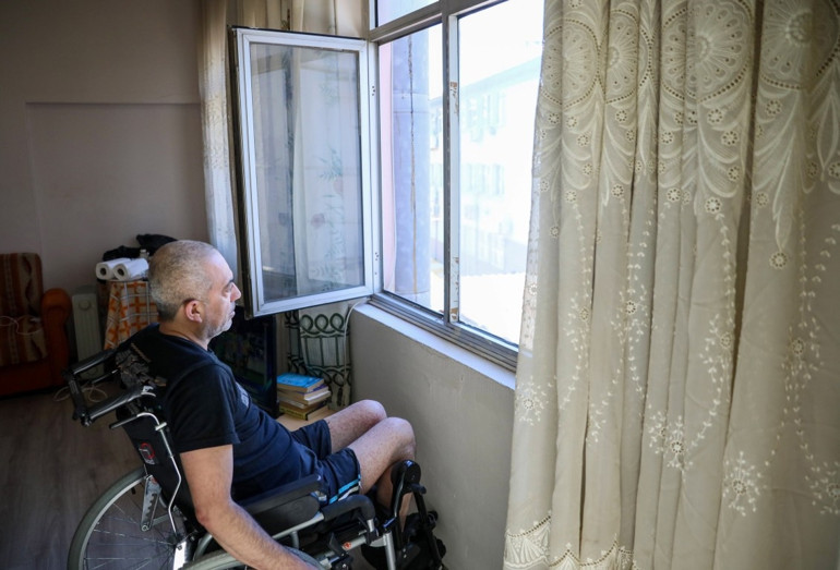 Bir gecede hayatı karardı: Dinlenmek için uzandı; uyandıktan sonra yürüme yetisini kaybetti