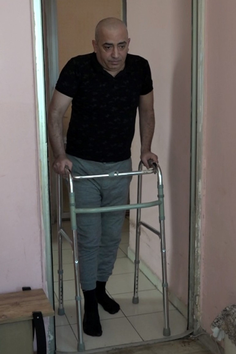 Dinlenmek için uzandı; uyandıktan sonra yürüme yetisini kaybetti