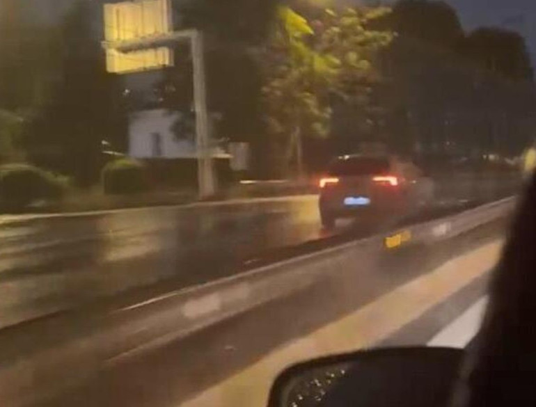 İstanbuldaki görüntü pes dedirtti: Trafik magandası yakalandı, cezası kesildi