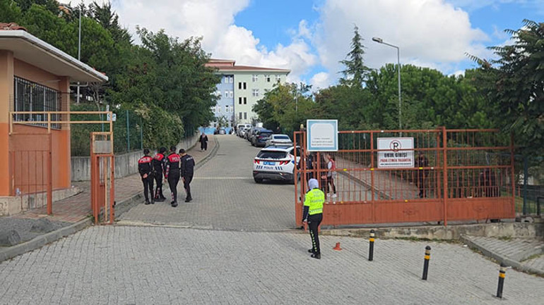 Başakşehirde ortaokulda bıçaklı saldırı: Yaralı öğrenciler var, 1 öğrenci hayatını kaybetti