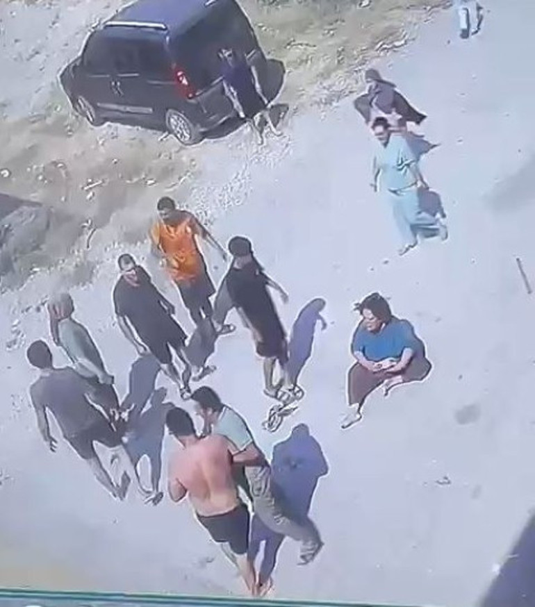 Adanada çocuk gürültüsü kavgası kana bulandı: Zincirli, keserli saldırı kamerada