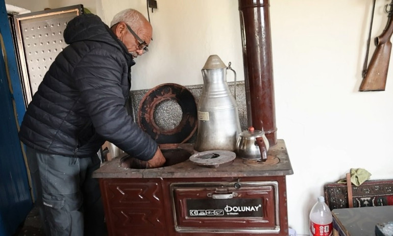 Su çıkmayınca köylüler göç etti 180 haneli köyde 11 yıldır tek başına yaşıyor: Ben bir Allahtan korkarım