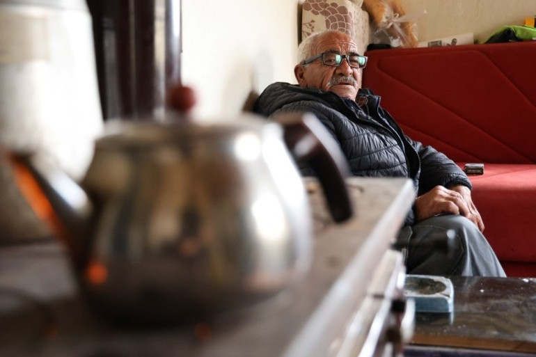 Su çıkmayınca köylüler göç etti 180 haneli köyde 11 yıldır tek başına yaşıyor: Ben bir Allahtan korkarım