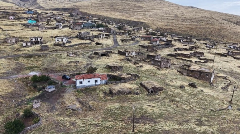 Su çıkmayınca köylüler göç etti 180 haneli köyde 11 yıldır tek başına yaşıyor: Ben bir Allahtan korkarım