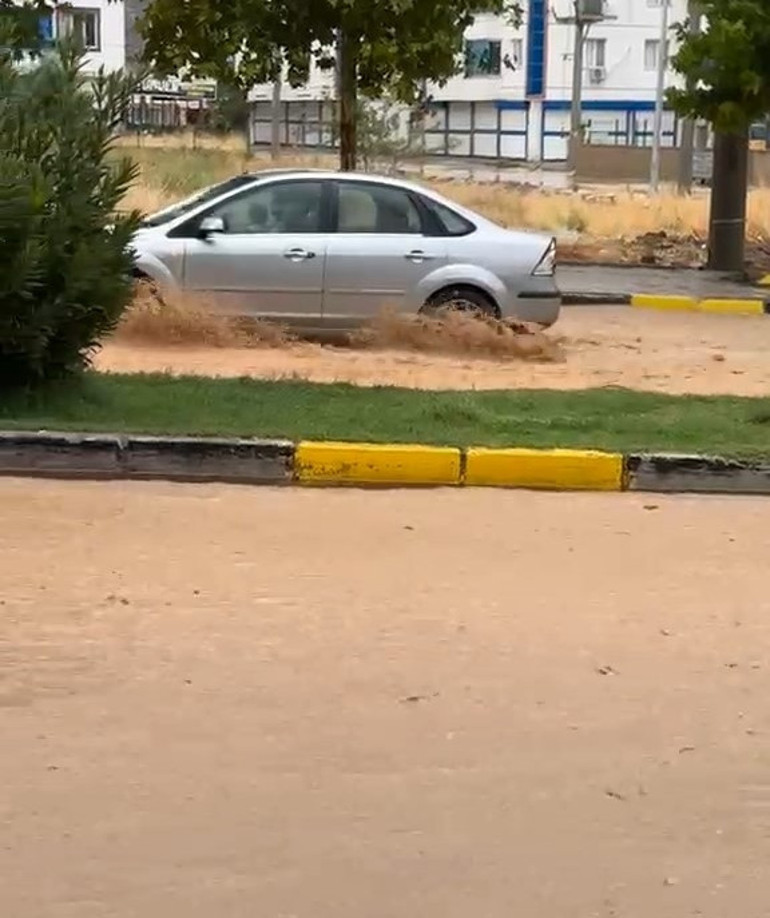 Diyarbakır ve Hatayda şiddetli yağış: Sokaklar göle döndü, dere taştı sel oluştu