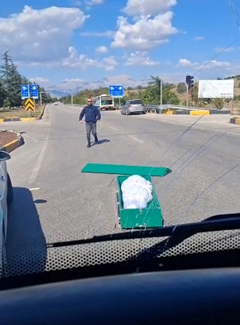 İçinde cenaze bulunan tabut yola düştü