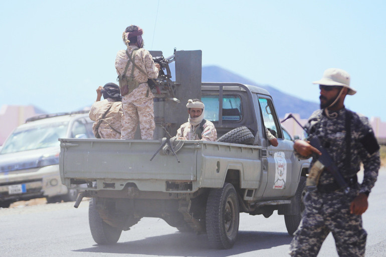 Husilerden Riyada balistik füze saldırısı: Aden Havalimanında yolcular tahliye edildi