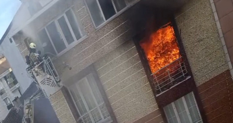 Esenyurtta alevlerin sardığı binada can pazarı: 1i bebek 5 kişi böyle kurtarıldı