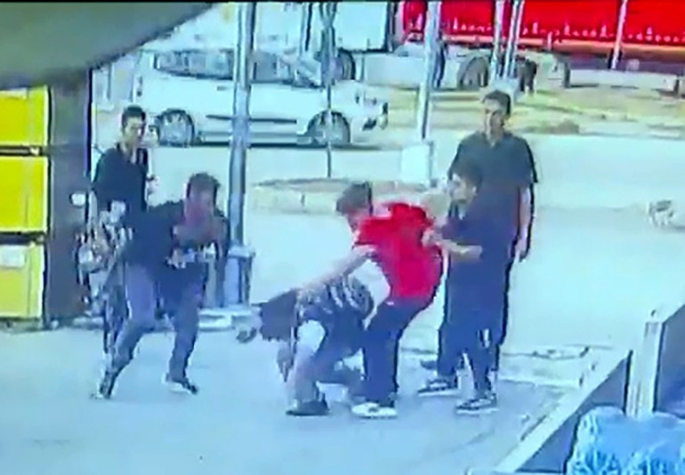 2 çocuk, tartıştıkları çocuğu tekme tokat dövdü