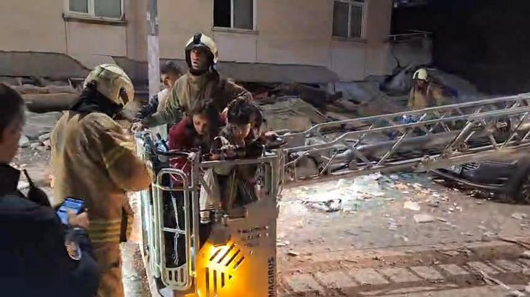 Son dakika... Maltepede 6 katlı binada çökme: Arama kurtarma çalışmaları sürüyor