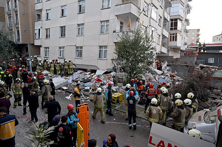 Son dakika... Maltepede 7 katlı binada çökme: Arama kurtarma çalışmaları sürüyor