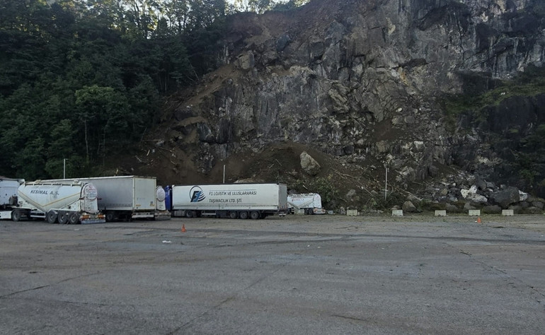 TIR parkında facia: Yamaçtan kopan kayalar araçların üzerine düştü
