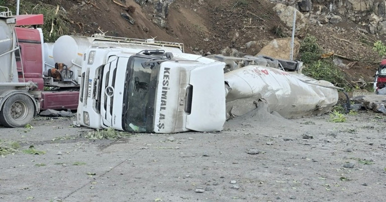 TIR parkında facia: Yamaçtan kopan kayalar araçların üzerine düştü