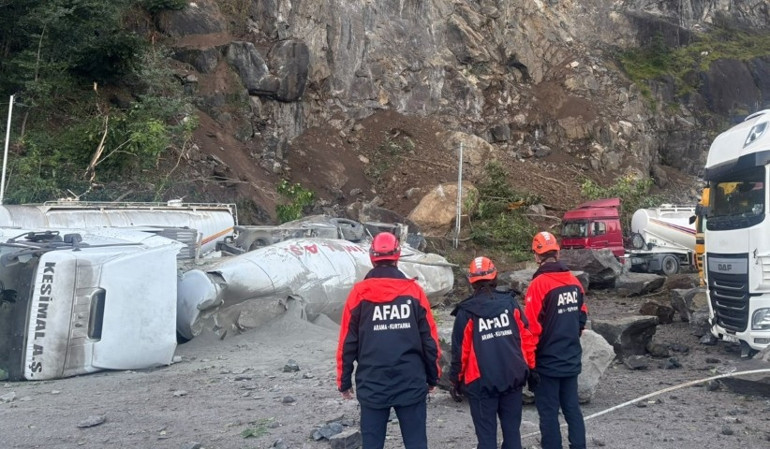 TIR parkında facia: Yamaçtan kopan kayalar araçların üzerine düştü