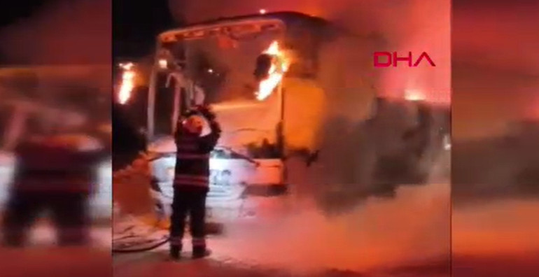 Hatay’da korkutan anlar: Seyir halindeki otobüs alev alev yandı